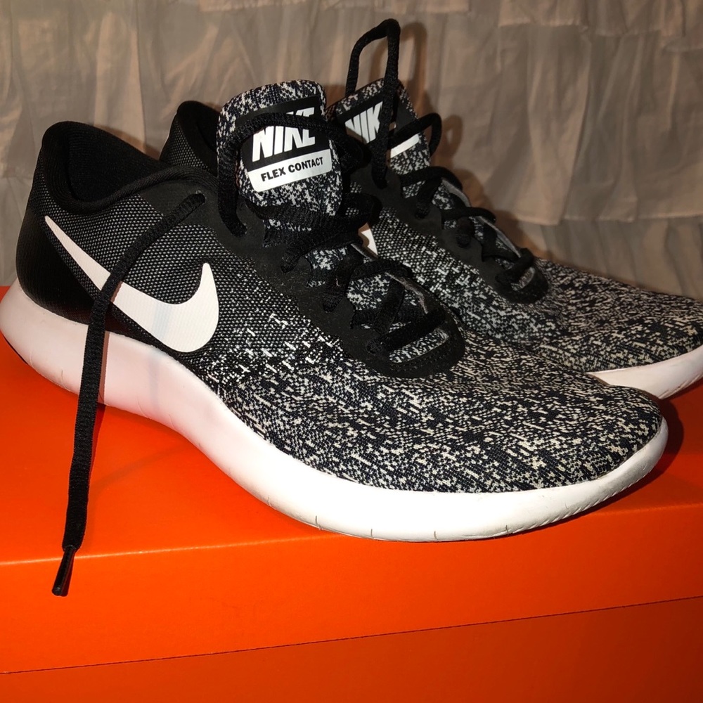 NWT NIKE Flex Contact Running Shoes